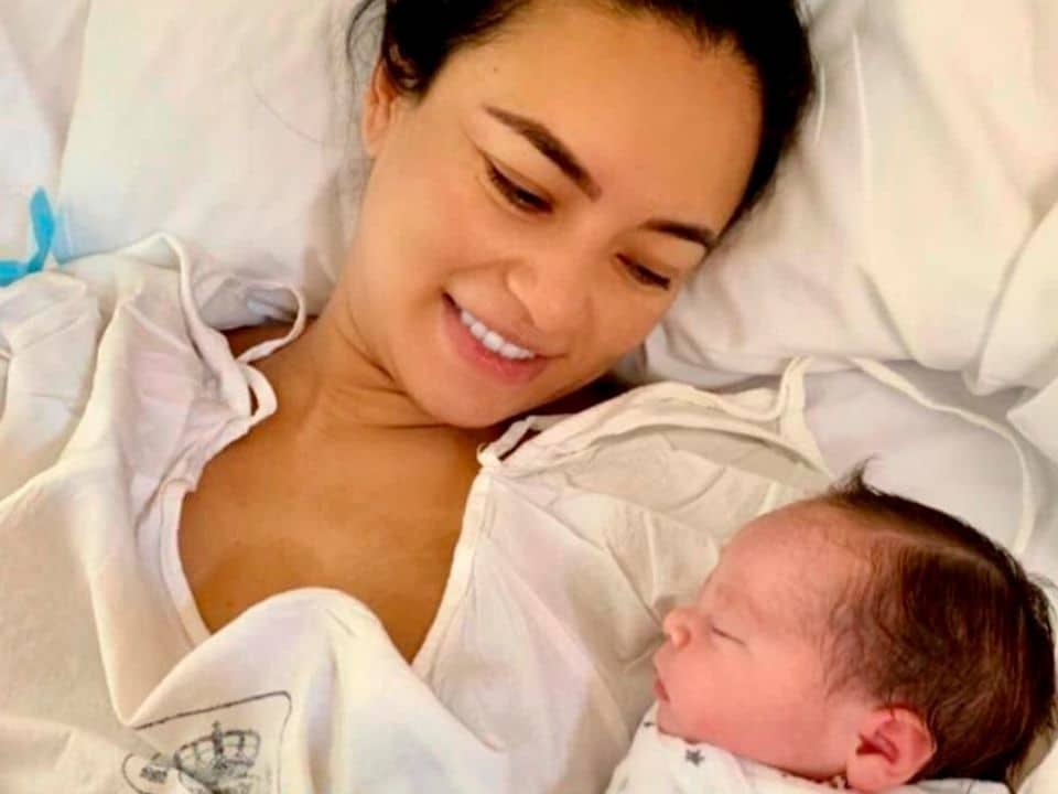 embarazo-con-fiv-fertilizacion-in-vitro-mama-ingenes-cargando-a-bebe-recien-nacida-en-hospital