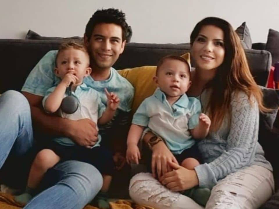 tratamiento-de-reproduccion-asistida-fertilizacion-in-vitro-historias-ingenes-marisol-su-esposo-y-sus-dos-bebes-retrato-familiar