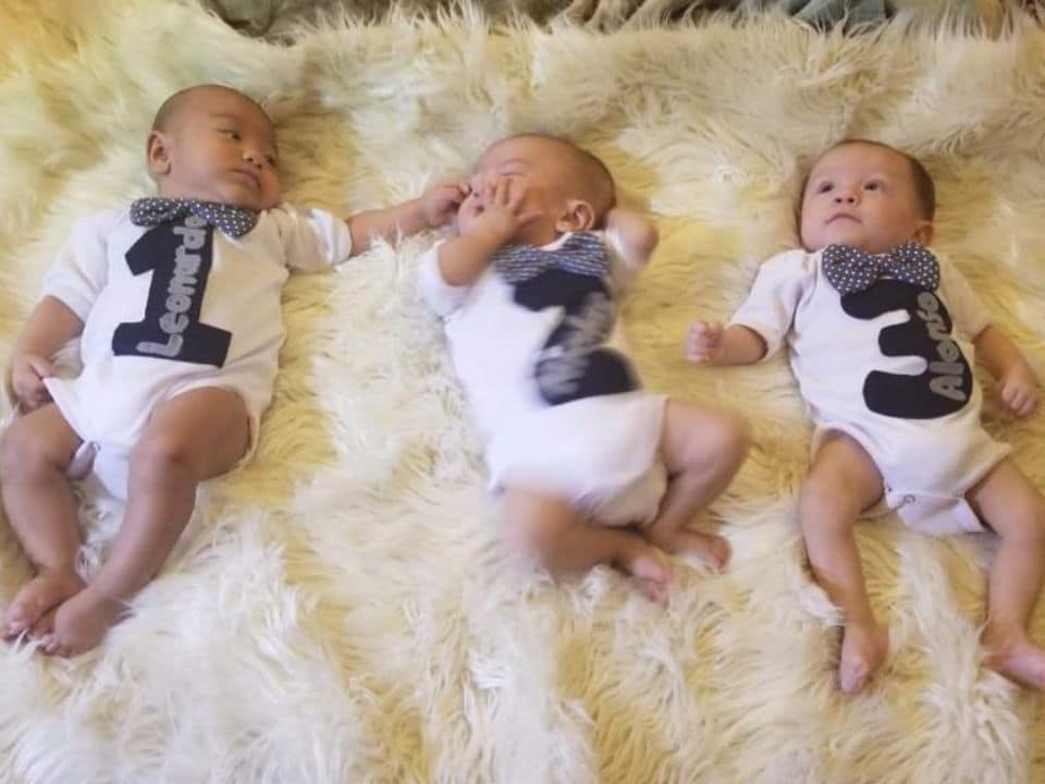 trillizos-por-fecundacion-in-vitro-tres-bebes-acostados-con-mamelucos-de-numeros