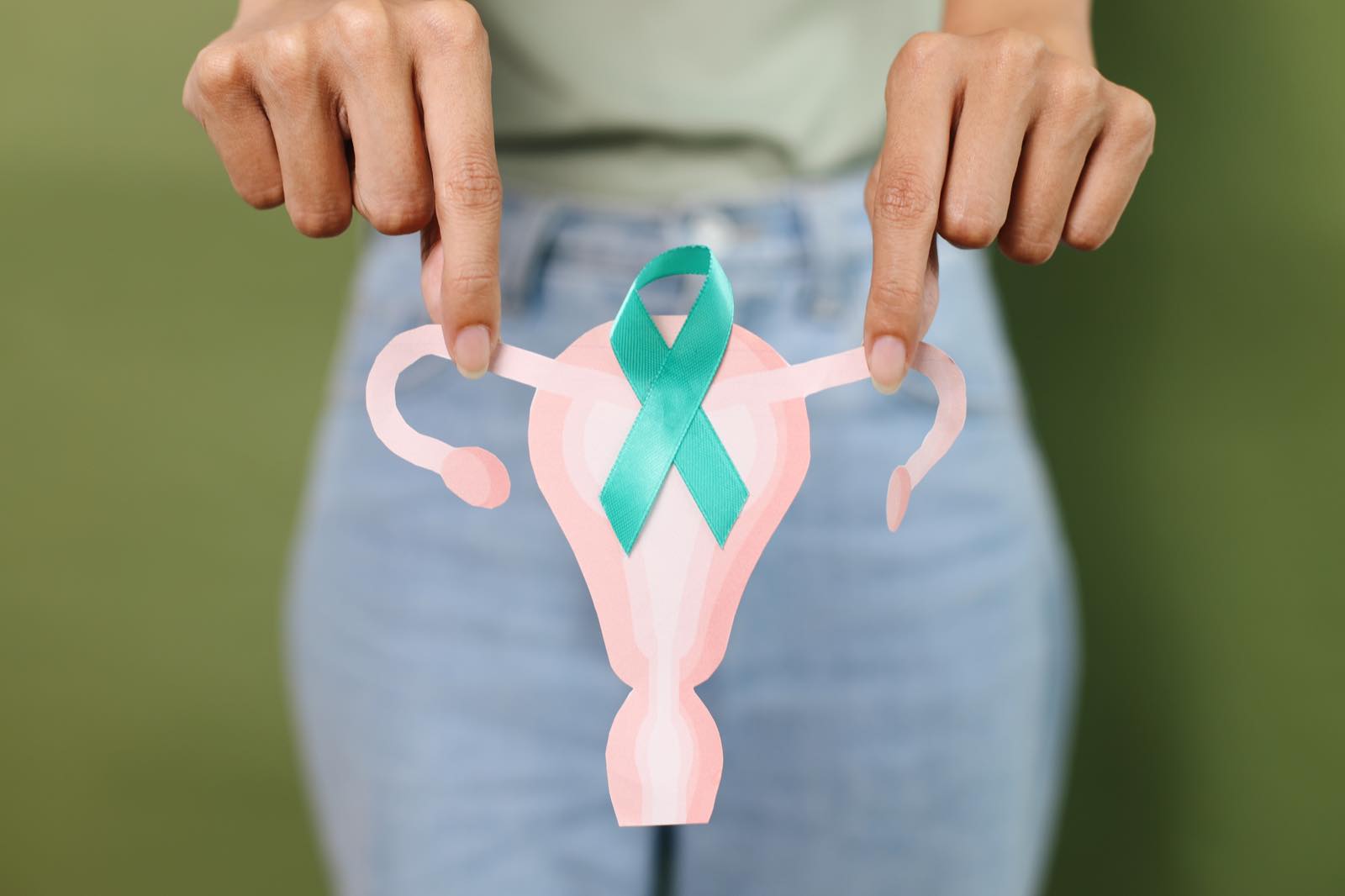 Mujer conversando con su médica durante una consulta ginecológica