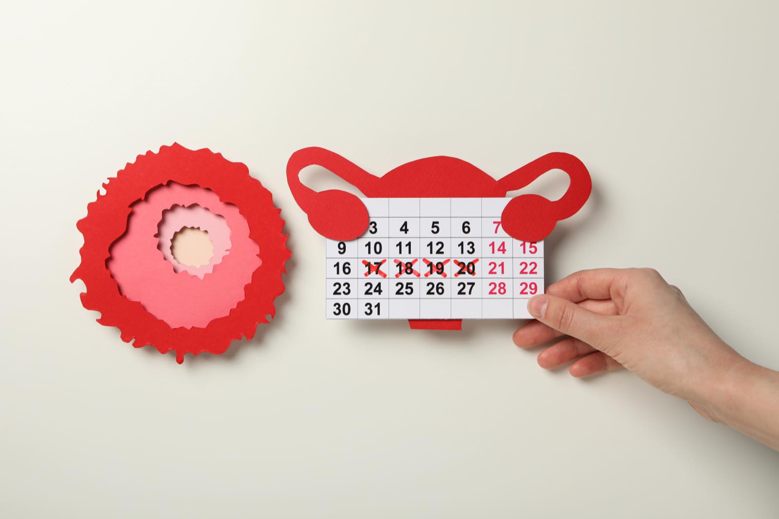 Mujer marcando su ciclo menstrual en un calendario