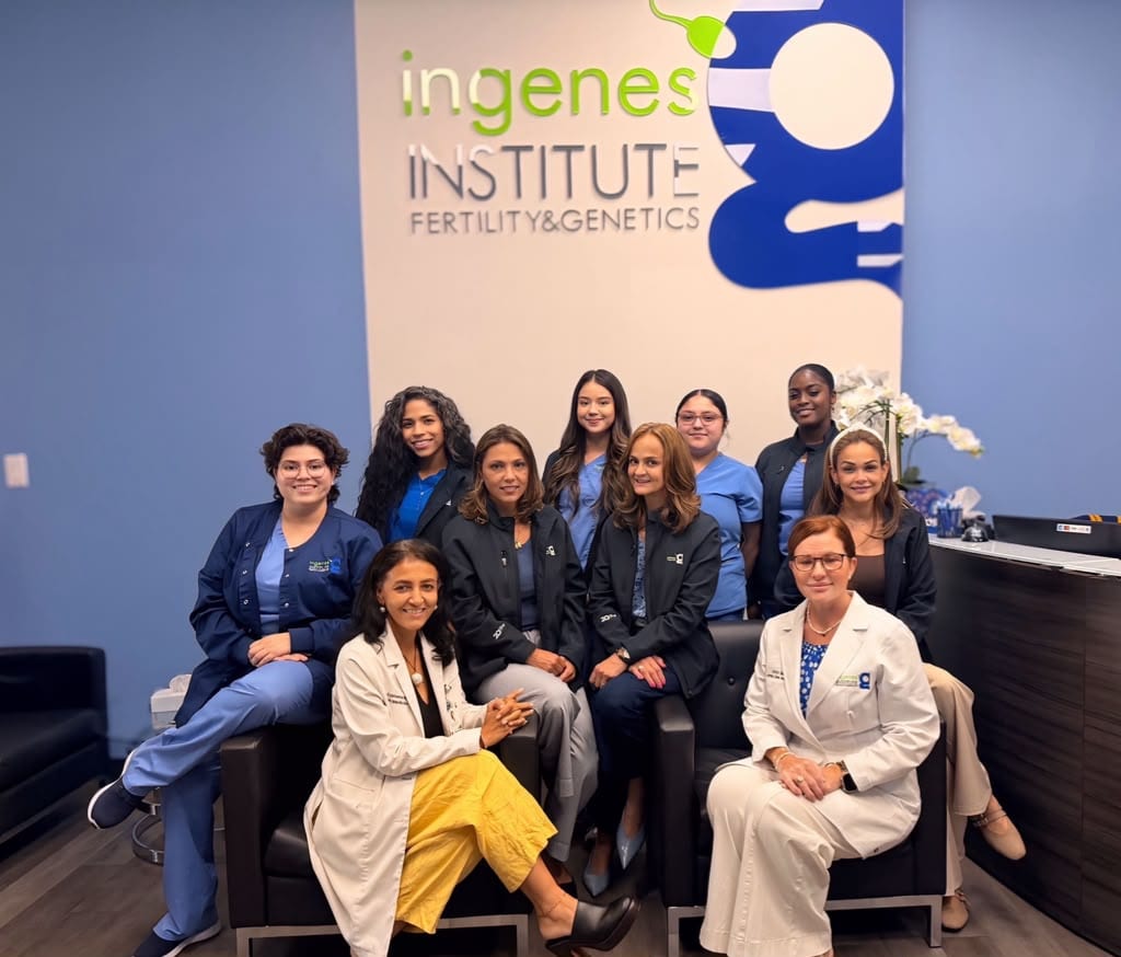 Equipo médico de Ingenes Houston frente al logo del instituto, tras ser nombrada Mejor Clínica de Fertilidad en Spring, Texas 2026