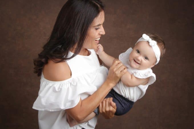 mujer feliz tras fecundacion-in-vitro