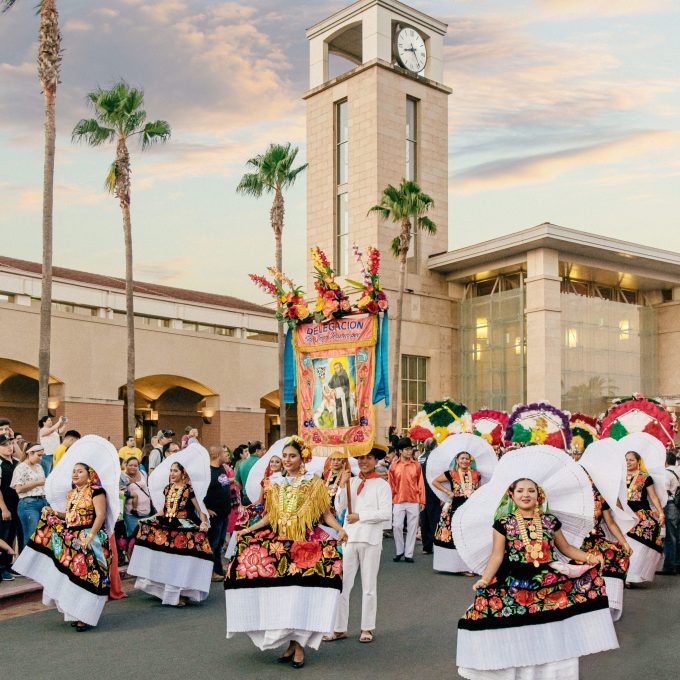 camara-de-comercio-de-mcallen-texas-ingenes-instituto-celebracion-mexicana-en-calles-de-mcallen-texas-mujeres-con-trajes-tipicos