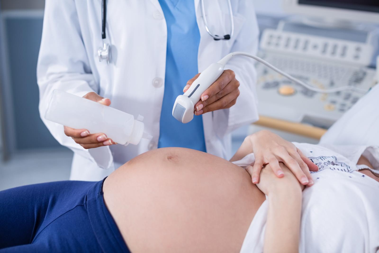 Médica realizando un ultrasonido obstétrico