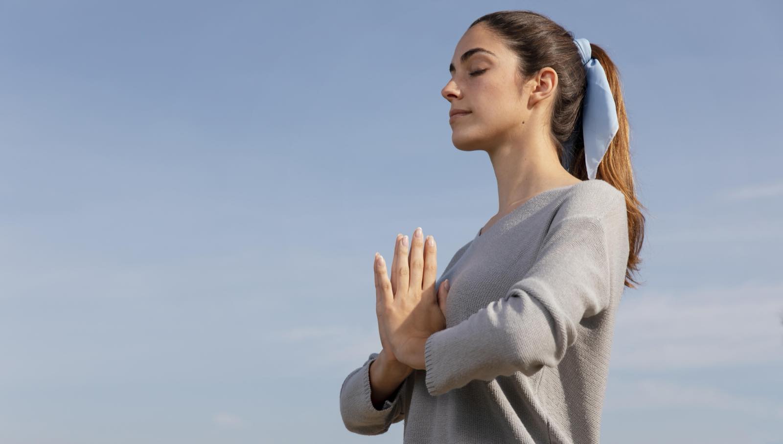Mujer en un momento de calma junto a la ventana