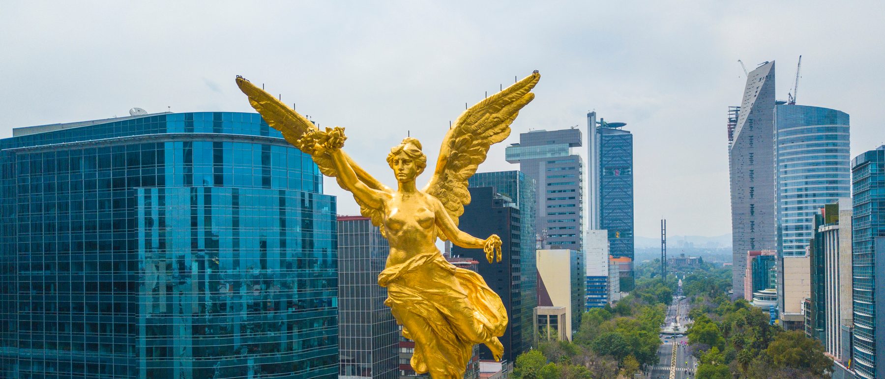 El Ángel de la Independencia sobre Paseo de la Reforma, en la Ciudad de México