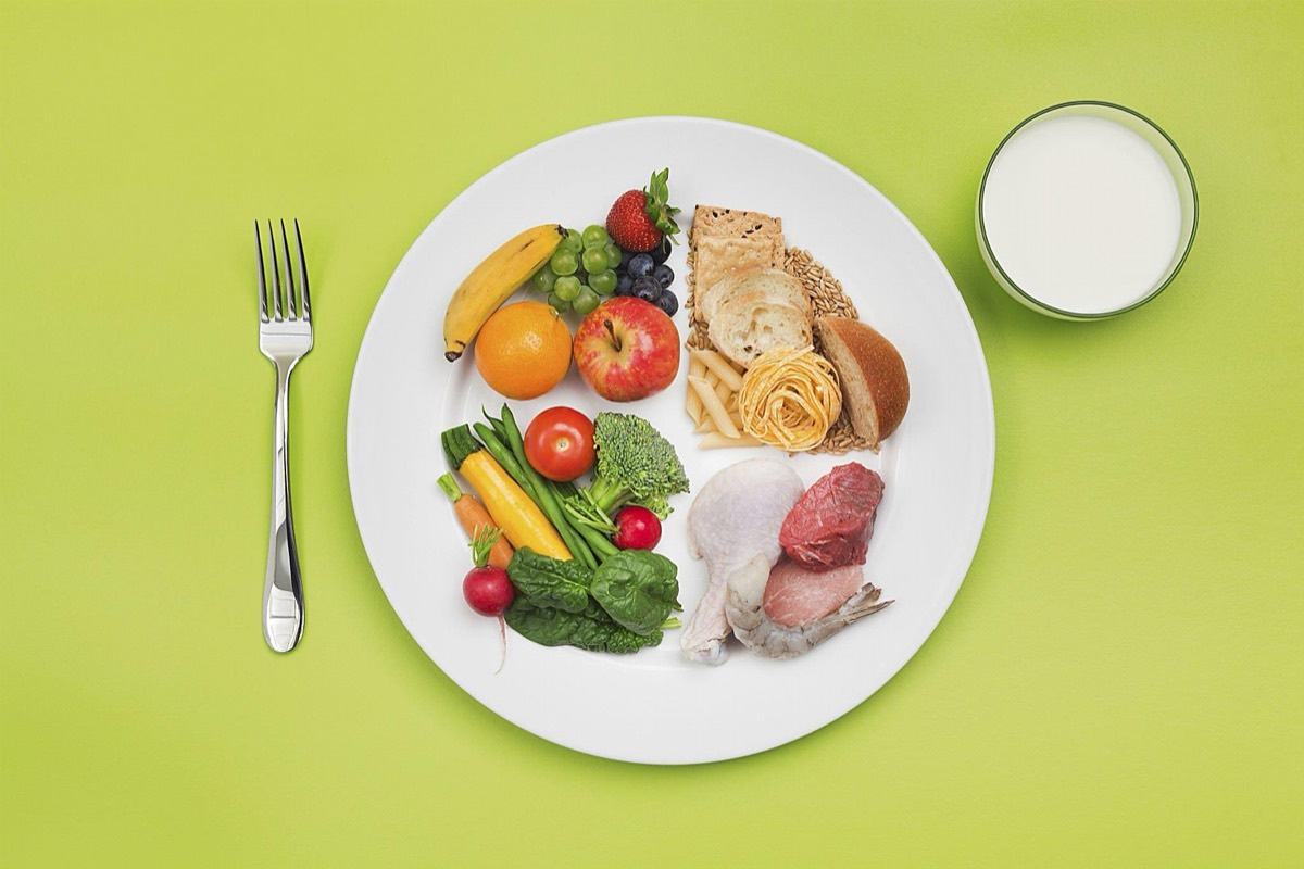 Plato saludable y balanceado con verduras, fruta, cereales y proteína, ejemplo de la alimentación cuidada en la intervención nutricional