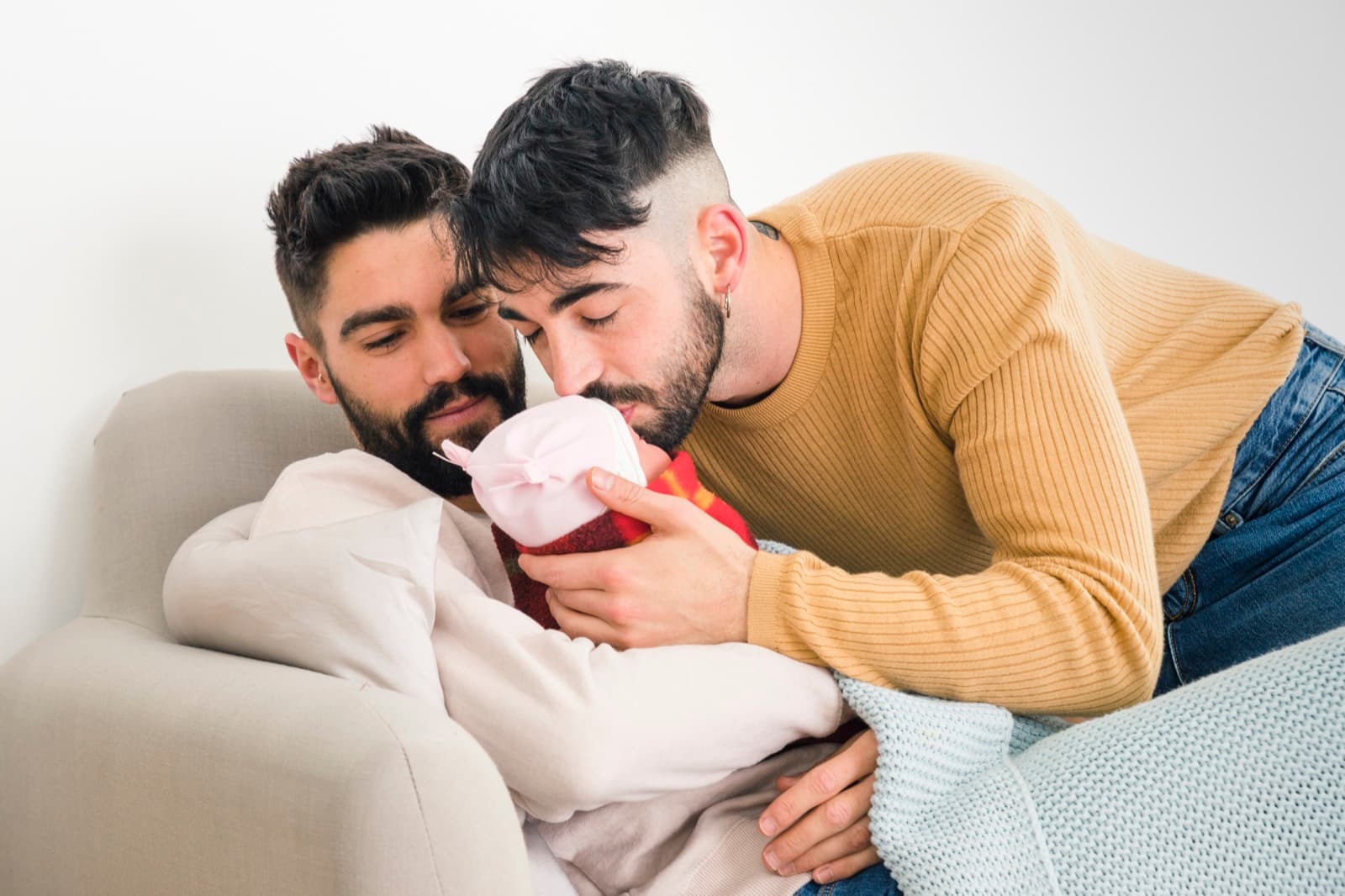 Pareja de hombres con su bebé tras un programa de gestación subrogada en Ingenes, legal y regulado en México